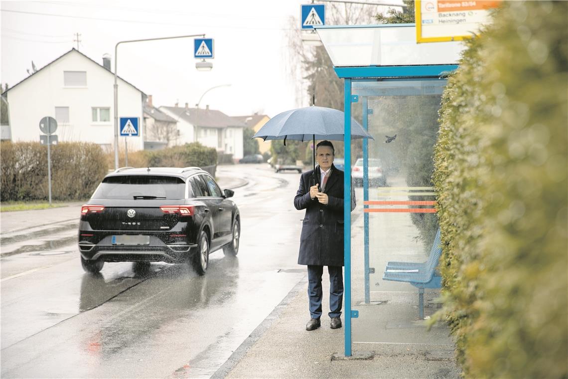 Probleme werden Stück für Stück gelöst Auch OB Frank Nopper war Leidtragender der Startprobleme. Bei einem Selbstversuch wartete er bei Kälte und Regen 20 Minuten auf den Bus. Foto: A. Becher