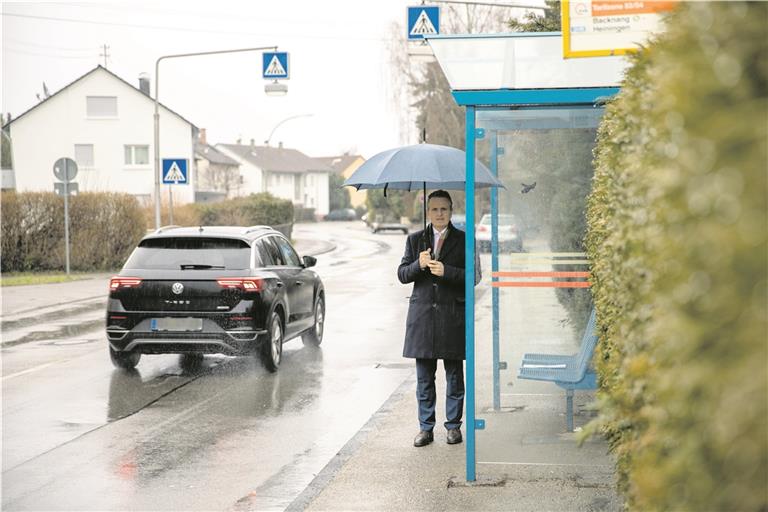 Auch OB Frank Nopper war Leidtragender der Startprobleme. Bei einem Selbstversuch wartete er bei Kälte und Regen 20 Minuten auf den Bus. Foto: A. Becher