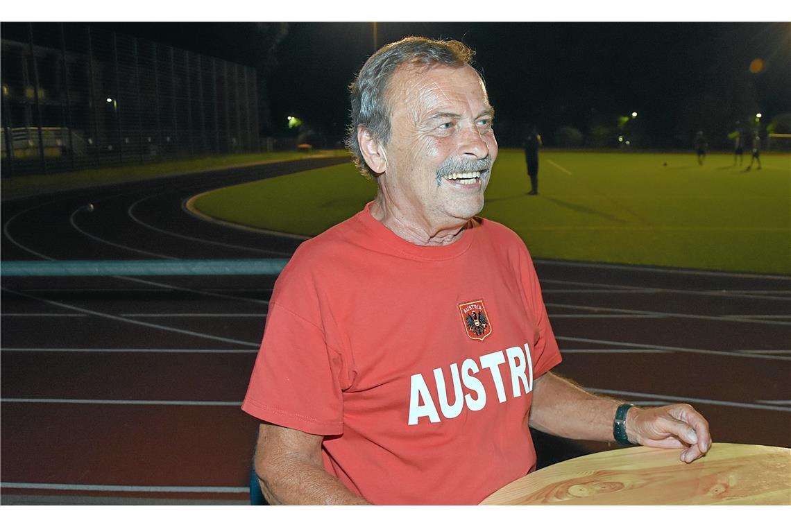 Auch Österreich ist noch im Wettbewerb. Dieser Fan ist froh, dass Deutschland er...
