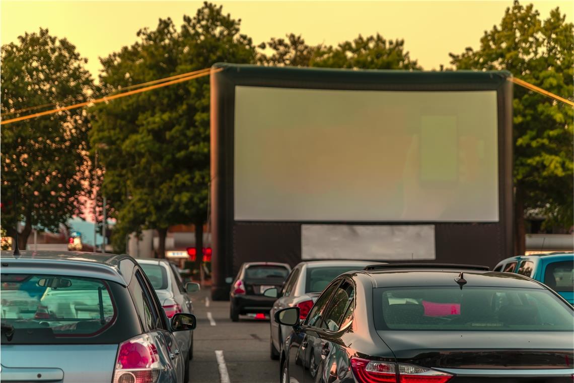 Autokinopremiere in Auenwald Auch ohne direkte Kontakte mit anderen Besuchern gibt es im Autokino ein Gemeinschaftsgefühl. Auenwald geht jetzt an den Start, Backnang zieht nach. Symbolfoto: Adobe Stock /V. Birkus