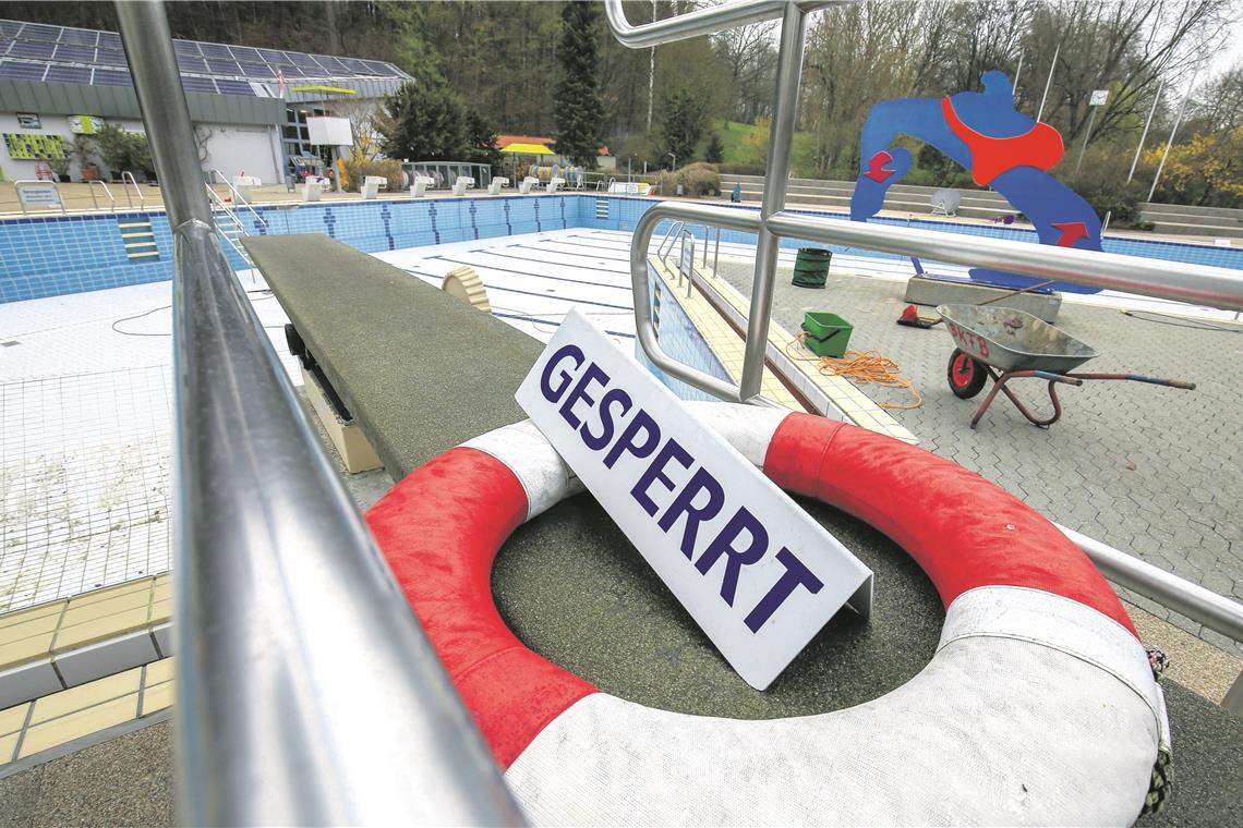 Das Freibad erwacht aus dem Winterschlaf Auch ohne „Gesperrt“-Schild würde jetzt sicherlich niemand ins leere Becken springen.