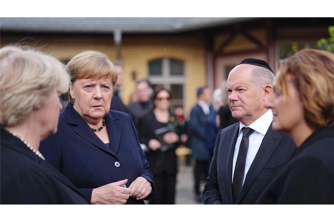 Viel Prominenz bei Beisetzung von Margot Friedländer Auch Olaf Scholz war bei der Beisetzung.
