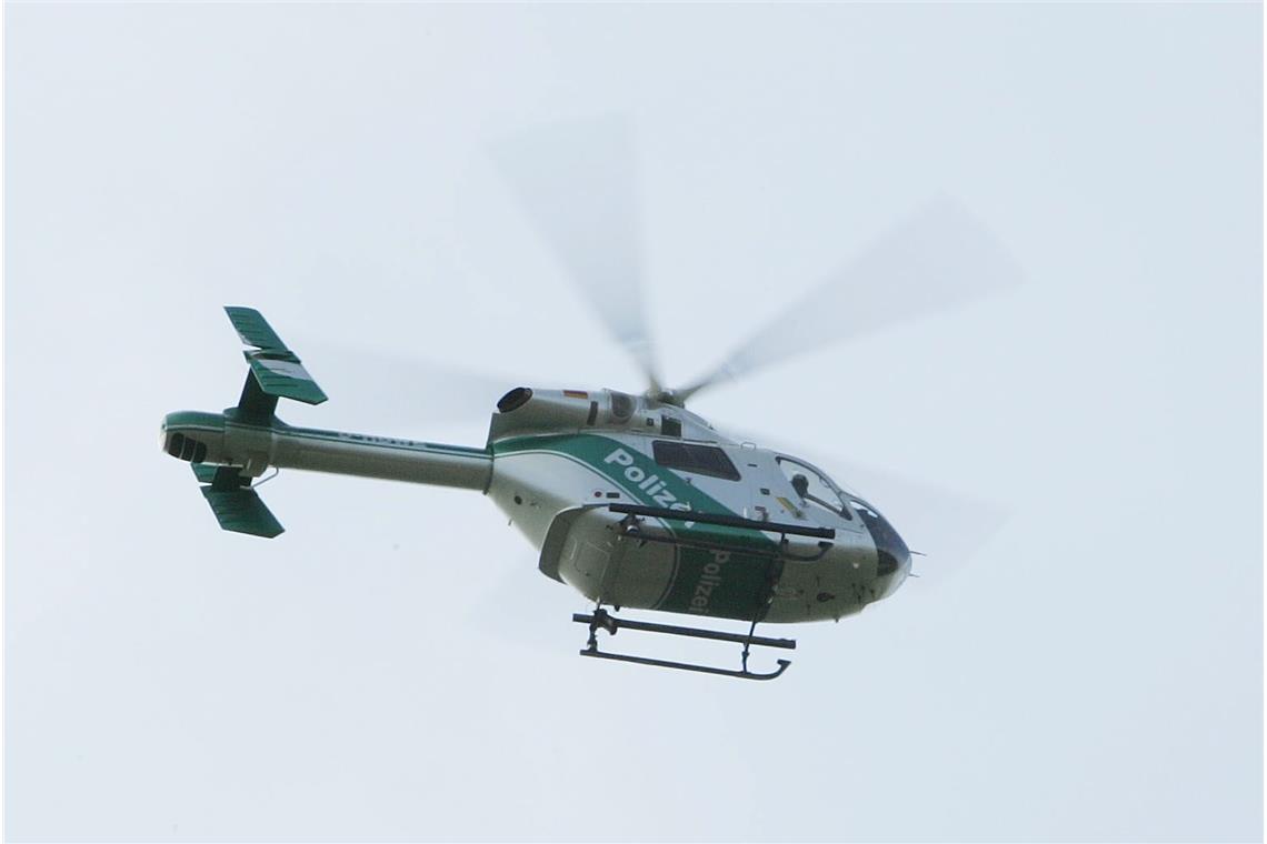 Auch per Polizeihubschrauber wurde nach dem unbekannten Mann gesucht, der in Sulzbach an der Murr an einem Ford hantiert hatte. Symbolfoto: E. Layher