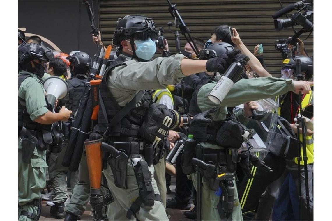 Auch Pfefferspray kommt bei der Polizei gegen die Demonstranten zum Einsatz. Foto: Vincent Yu/AP/dpa