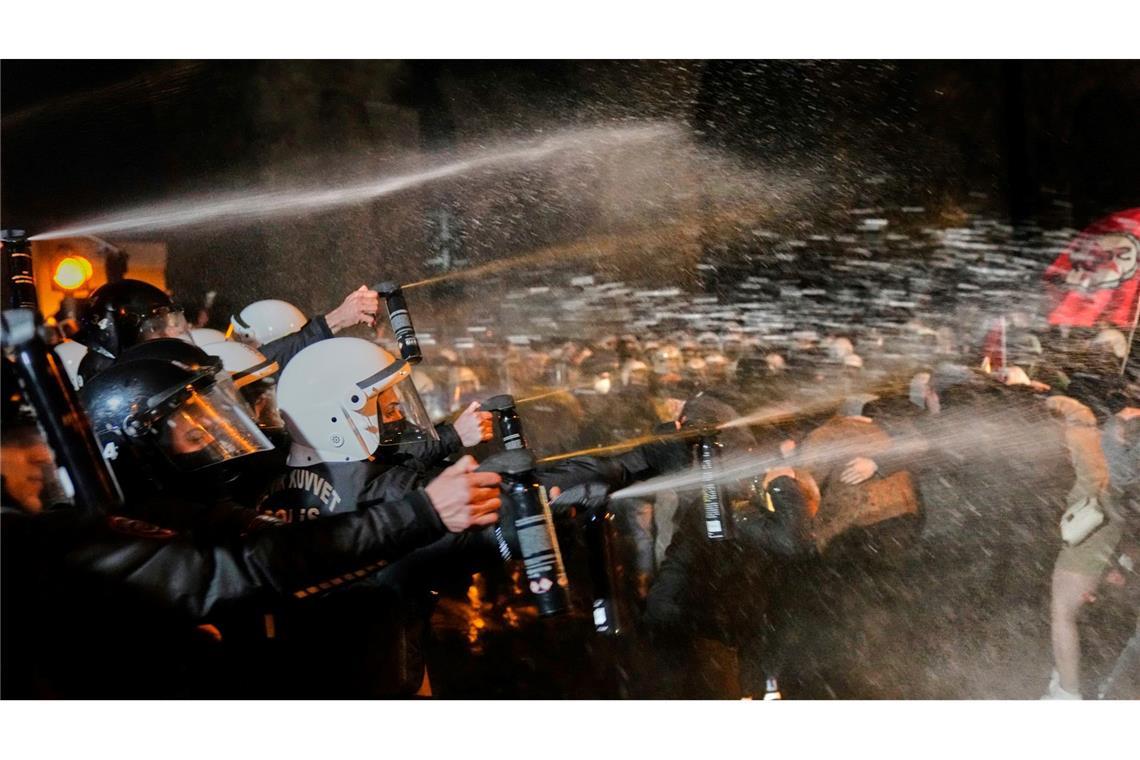 Auch Pfefferspray kommt zum Einsatz.
