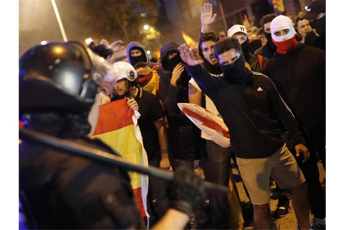 Auch Rechtsextreme, die die spanische Einheit unterstützen, gingen in der Nacht zu Freitag auf die Straße. Foto: Bernat Armangue/AP/dpa