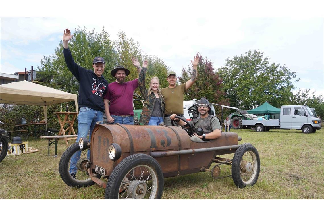 Mit dem Retro-Panzer über den Acker pflügen Auch Rennautos im Rostlook waren mit von der Partie.