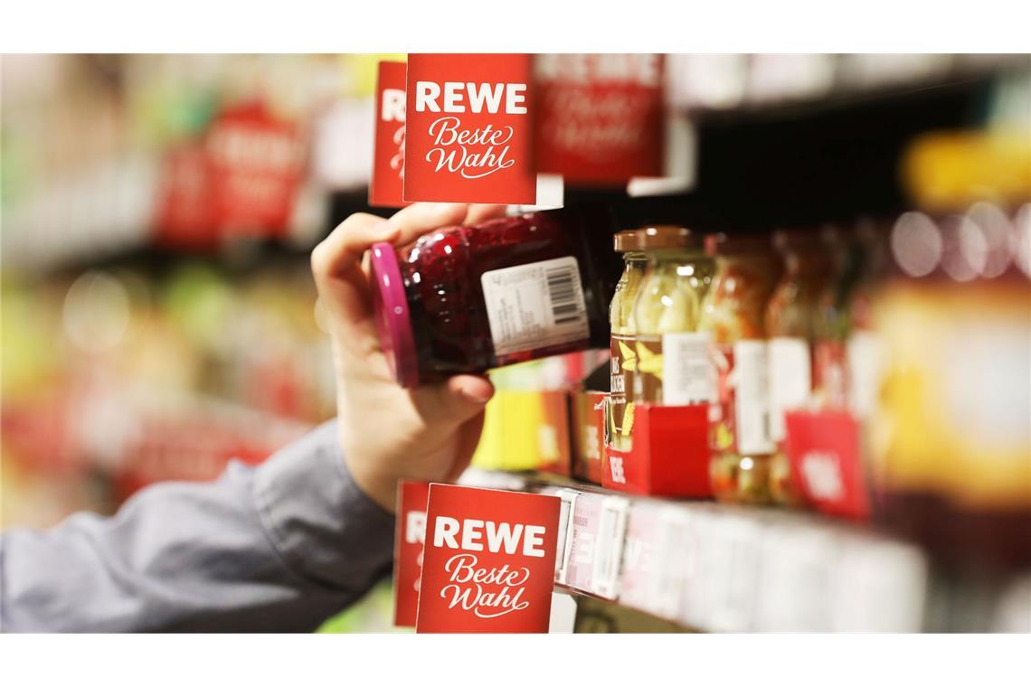 Auch Rewe-Kunden kauften zuletzt häufiger Eigenmarkenprodukte. (Archivbild)