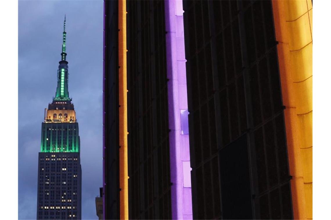 Tränen über Bryant-Tod verdrängen Sportalltag Auch rund um das Empire State Building und den Madison Square Garden (r) wird Bryant gedacht. Foto: Kathy Willens/AP/dpa
