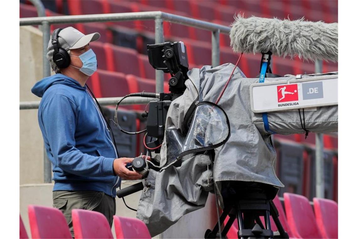 Auch Sat.1 soll ab 2021 Bundesliga-Spiele live übertragen. Foto: Rolf Vennenbernd/dpa