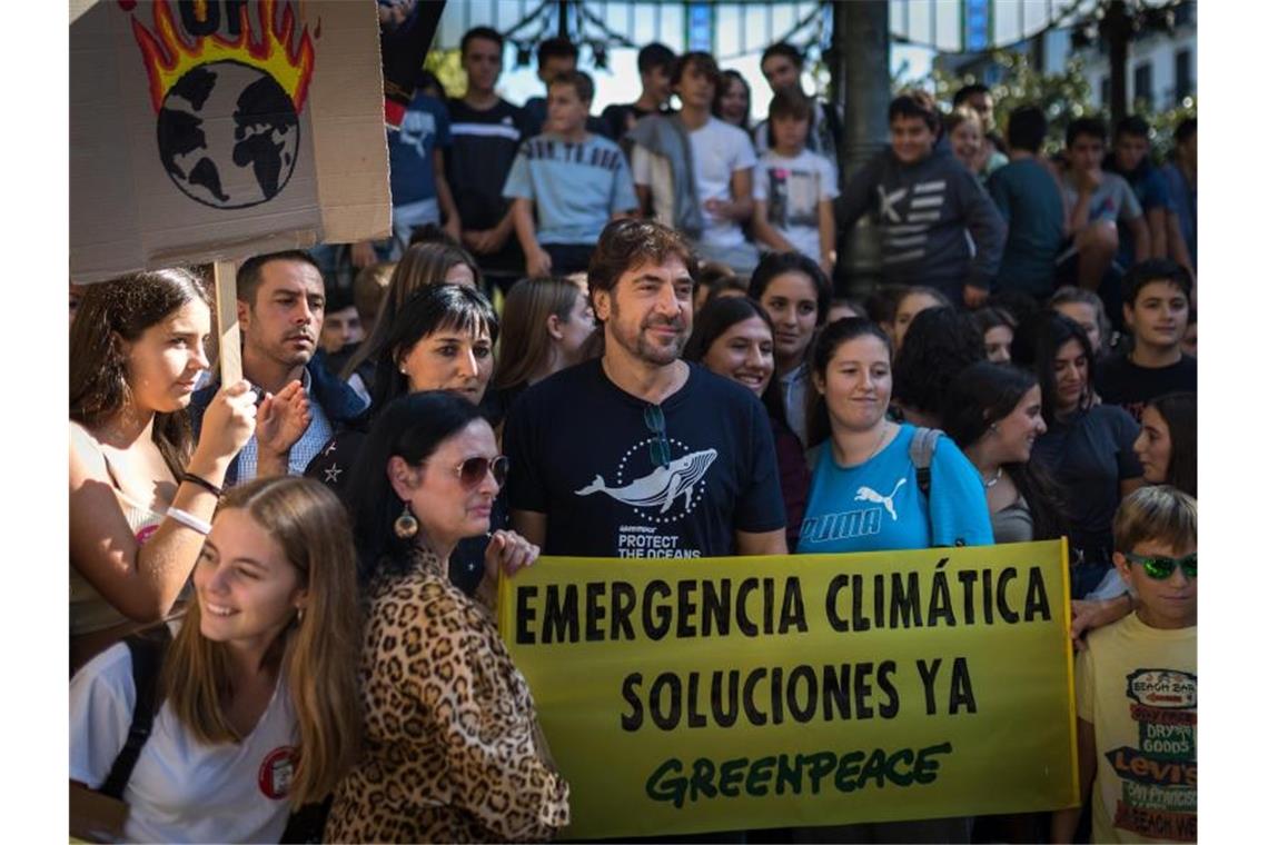 Auch Schauspieler Javier Bardem (M) nimmt an der Klima-Demonstration in San Sebastián teil. Foto: Javi Julio/SOPA Images via ZUMA Wire