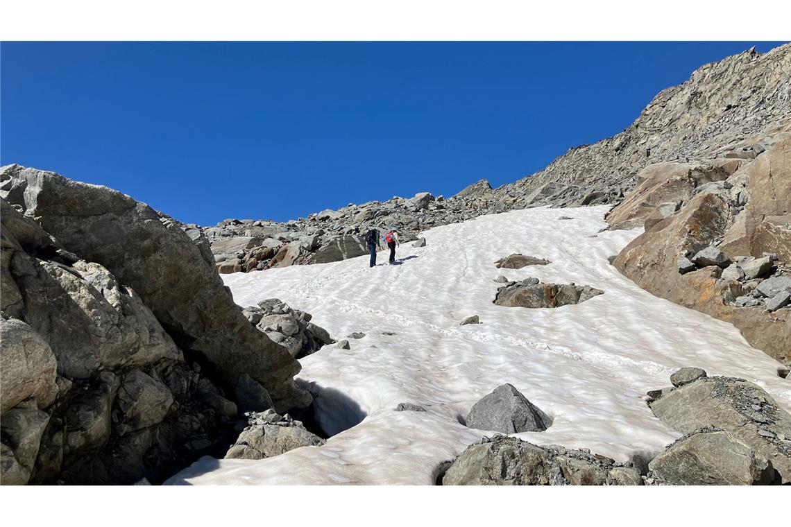 Auch Schneefelder werden weniger - ein Problem für die Wasserversorgung auf hochgelegenen Hütten.