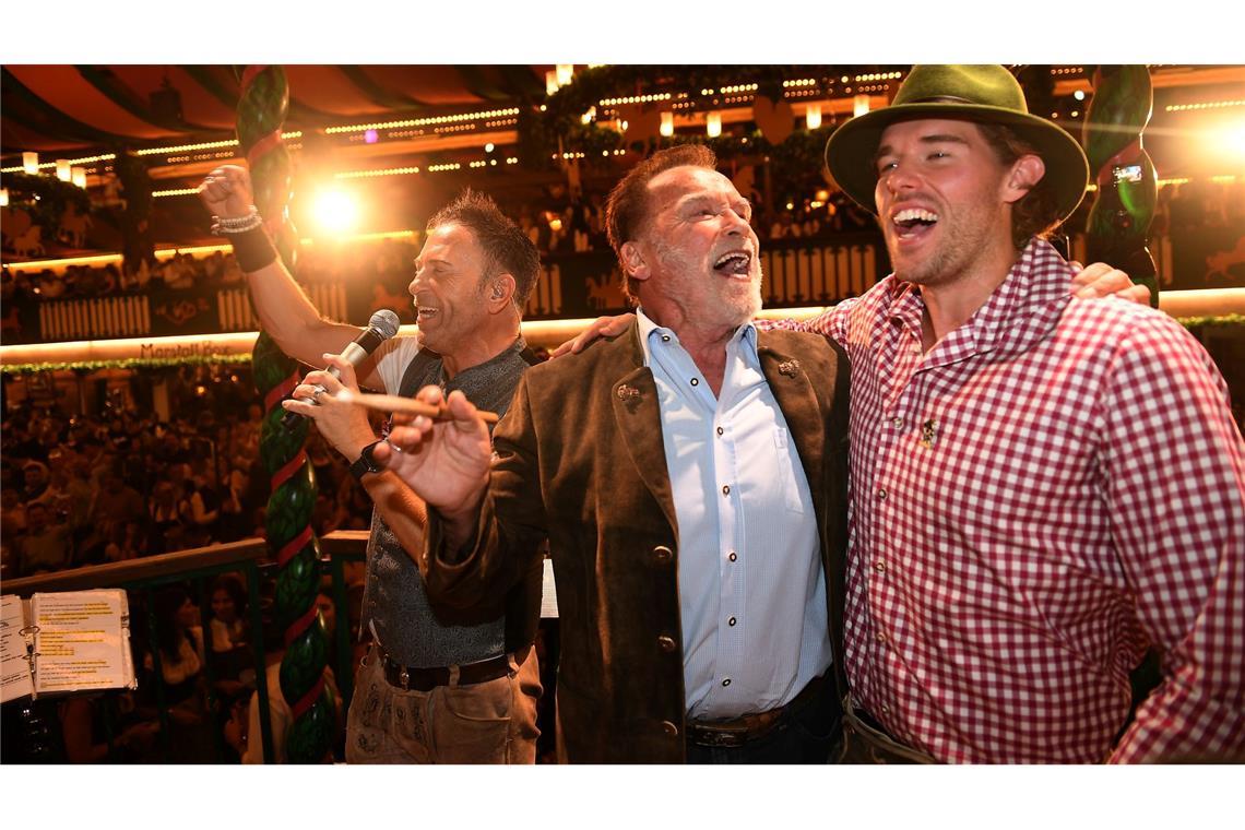 Schwarzenegger gibt auf der Wiesn den Takt an Auch Schwarzeneggers Sohn Christopher war dabei.
