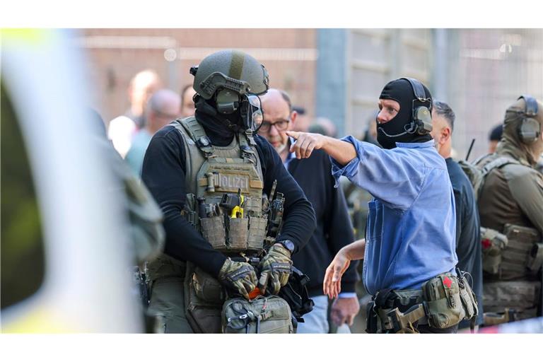 Auch schwer bewaffnete Einheiten der Polizei waren im Einsatz.