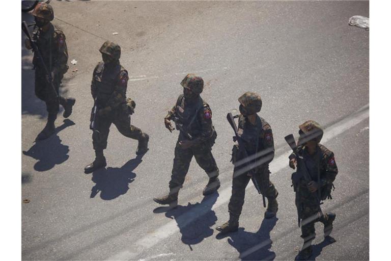 Auch Soldaten waren gegen die Demonstranten in Yangon im Einsatz. Die Demonstranten fordern die Wiedereinsetzung der 75-Jährigen, die im Land sehr beliebt ist. Foto: Str/AP/dpa