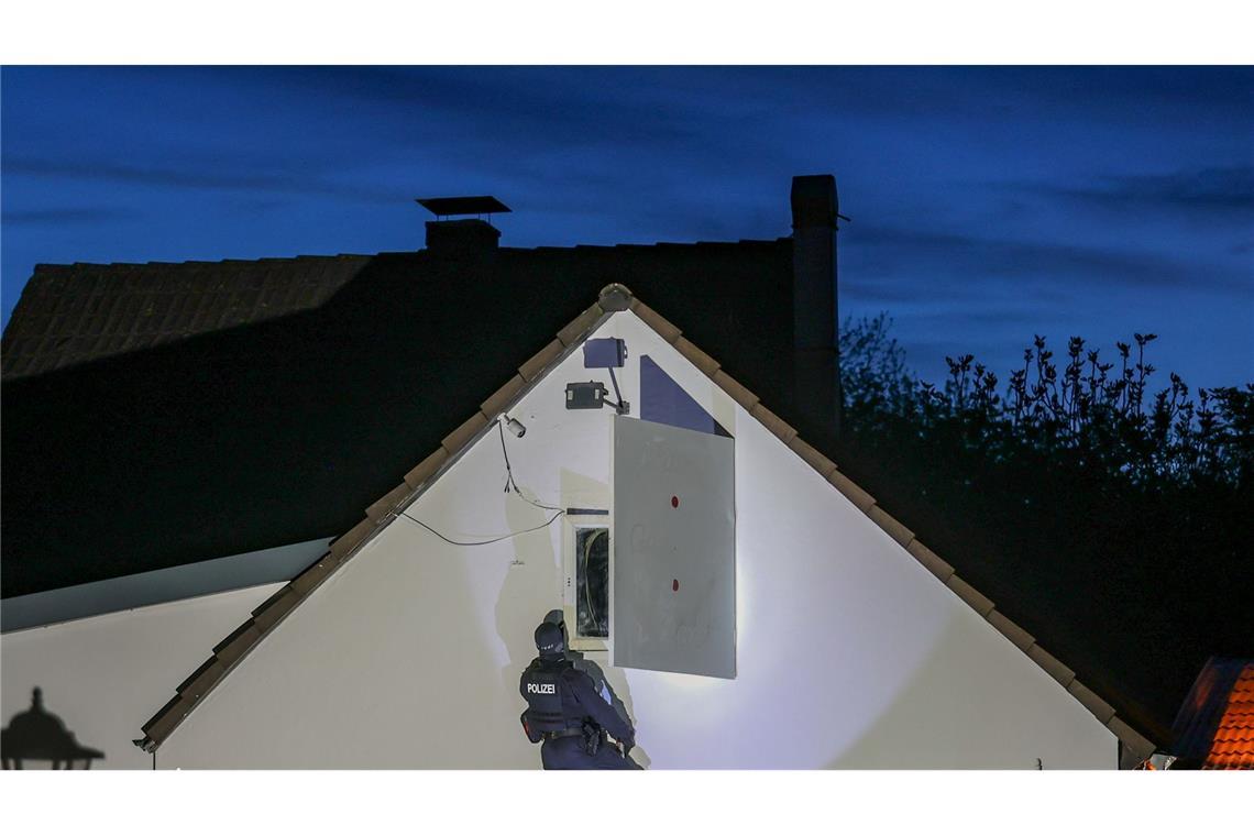 Auch Spezialeinsatzkräfte sind etwa in Hilden dabei.