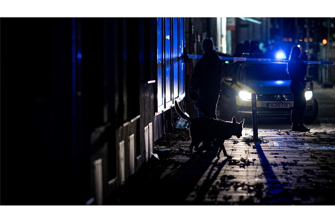 Auch Spürhunde sind im Einsatz.