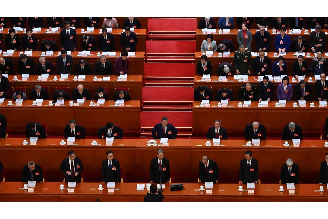 Auch Staats- und Parteichef Xi Jinping verfolgt in der Großen Halle des Volkes des Auftakt des Volkskongresses.