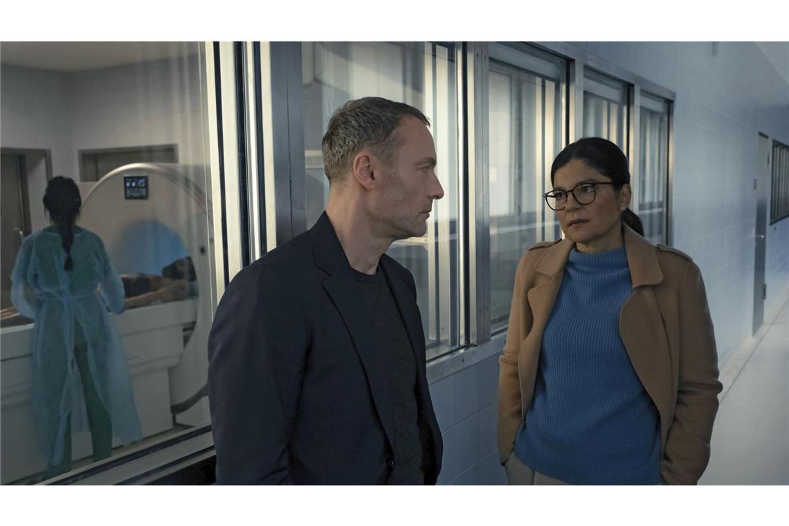 Auch Staatsanwältin Sara Taghavi (Jasmin Tabatabai, re.) befragt Robert Karow (Mark Waschke, li.) zum Verbleib seiner verschollenen Kollegin.