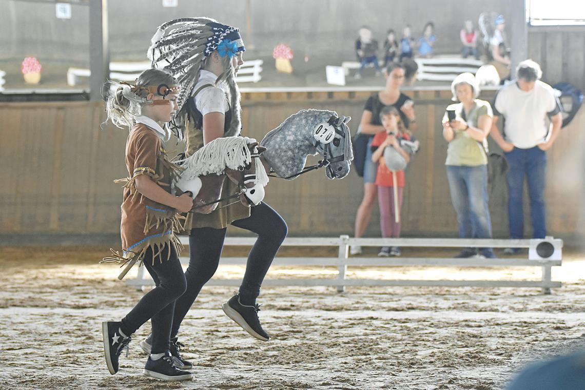 Hobby-Horse-Turnier beim RFV Murrgau Auch Steckenpferde haben Namen: Sina Heinle mit Brownie (links) und Melina Heinle mit Vegas waren beim Hobby-Horse-Turnier am Start. Foto: Tobias Sellmaier