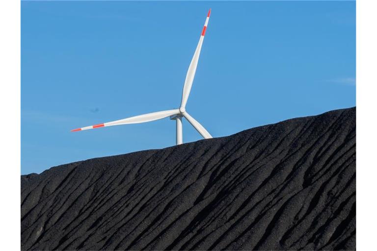 Auch Steinkohle wird in Deutschland noch bis 2038 verstromt - in Datteln soll eigentlich sogar noch ein neues Kraftwerk ans Netz gehen. Foto: Julian Stratenschulte/dpa