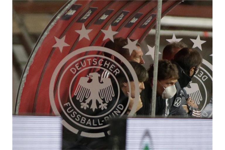 Auch Tauchstation: Bundestrainer Joachim Löw (l) beim 0:6-Debakel in Sevilla. Foto: Daniel Gonzales Acuna/dpa