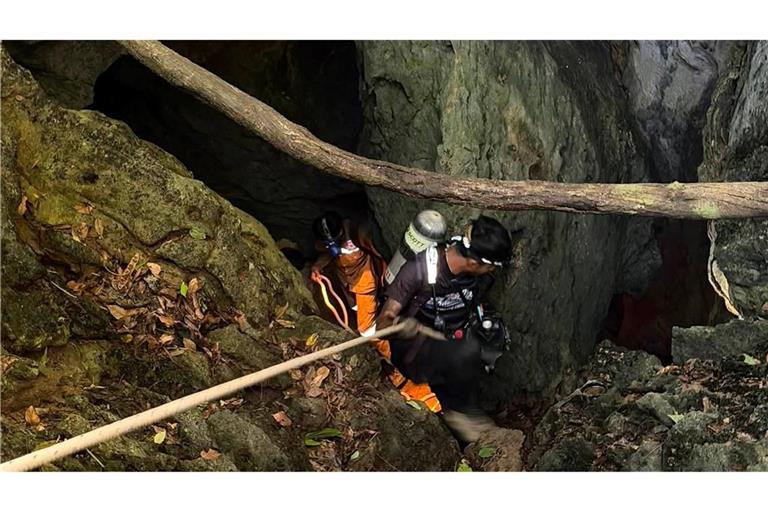 Auch Teams aus Thailand unterstützen die Suche in der Höhle.