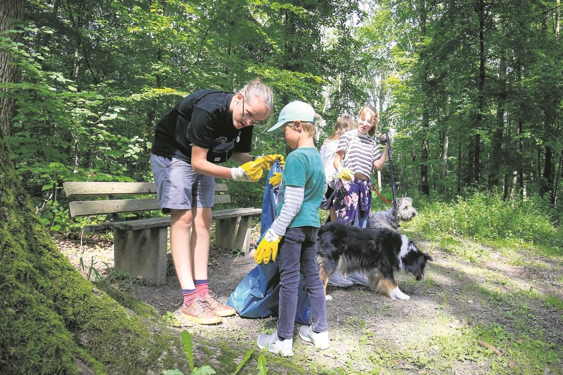 „Wir wollen zeigen, dass es uns ernst ist“ Auch tierische Unterstützung gibt es für die kleinen und großen Aktivisten beim Aufsammeln des Mülls.