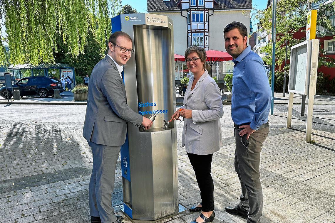 Auch Trinkwasserbrunnen sind ein Beitrag zur Nachhaltigkeit. Das Foto zeigt (von links) Oberbürgermeister Maximilian Friedrich, Klimamanagerin Simone Lebherz und Stadtwerke-Chef Thomas Steffen bei der Einweihung der Säule im Biegel. Archivfoto: Stadt Backnang