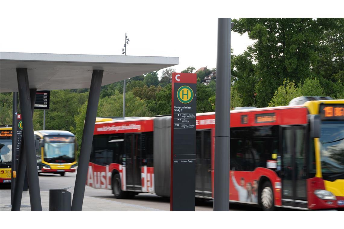 Wenn KI die Plätze und Bahnhöfe überwacht - lohnt sich das? Auch Tübingen will seinen Busbahnhof überwachen lassen, um Graffitisprayer abzuschrecken oder schwere Straftaten zu verhindern. (Archivbild)