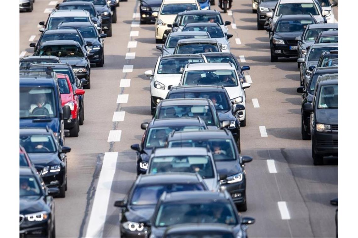 Auch über 500 Baustellen auf deutschen Autobahnen behindern den Verkehrsfluss. Foto: Sina Schuldt/dpa