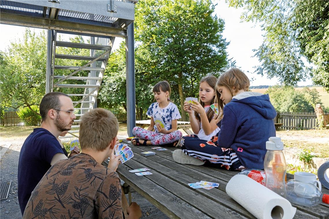 Auf Weltraummission in Mettelberg Auch ukrainische Kinder machen beim Bohnanza-Spiel mit.