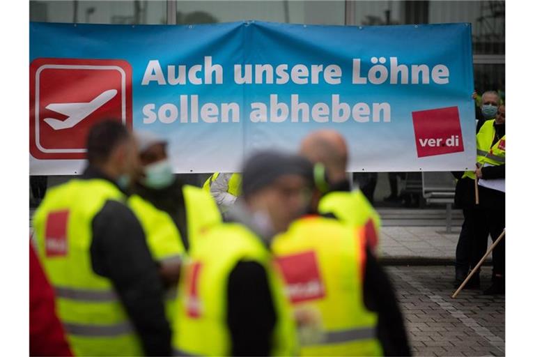 „Auch unsere Löhne sollen abheben“ fordern die WISAG-Abfertiger am Flughafen Frankfurt. Foto: Sebastian Gollnow/dpa