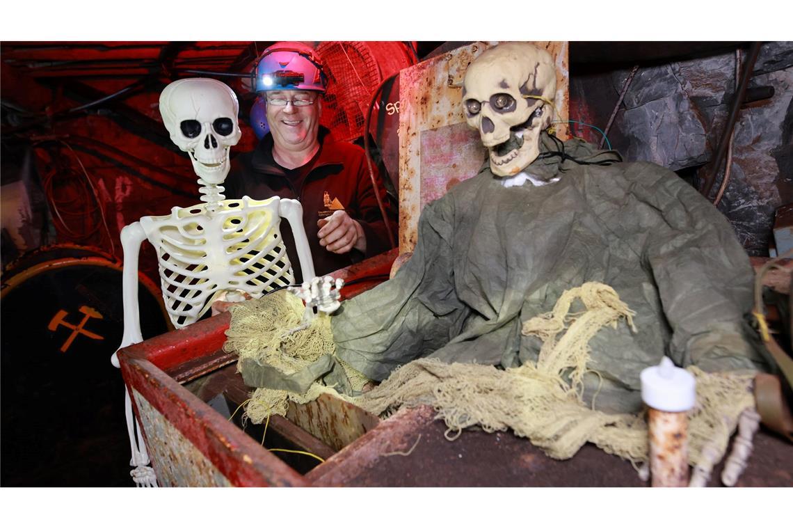 Auch unter Tage ist jetzt Gruselzeit: Im Besucherbergwerk Röhrigschacht Wettelrode werden Geister-Figuren für Halloween installiert.