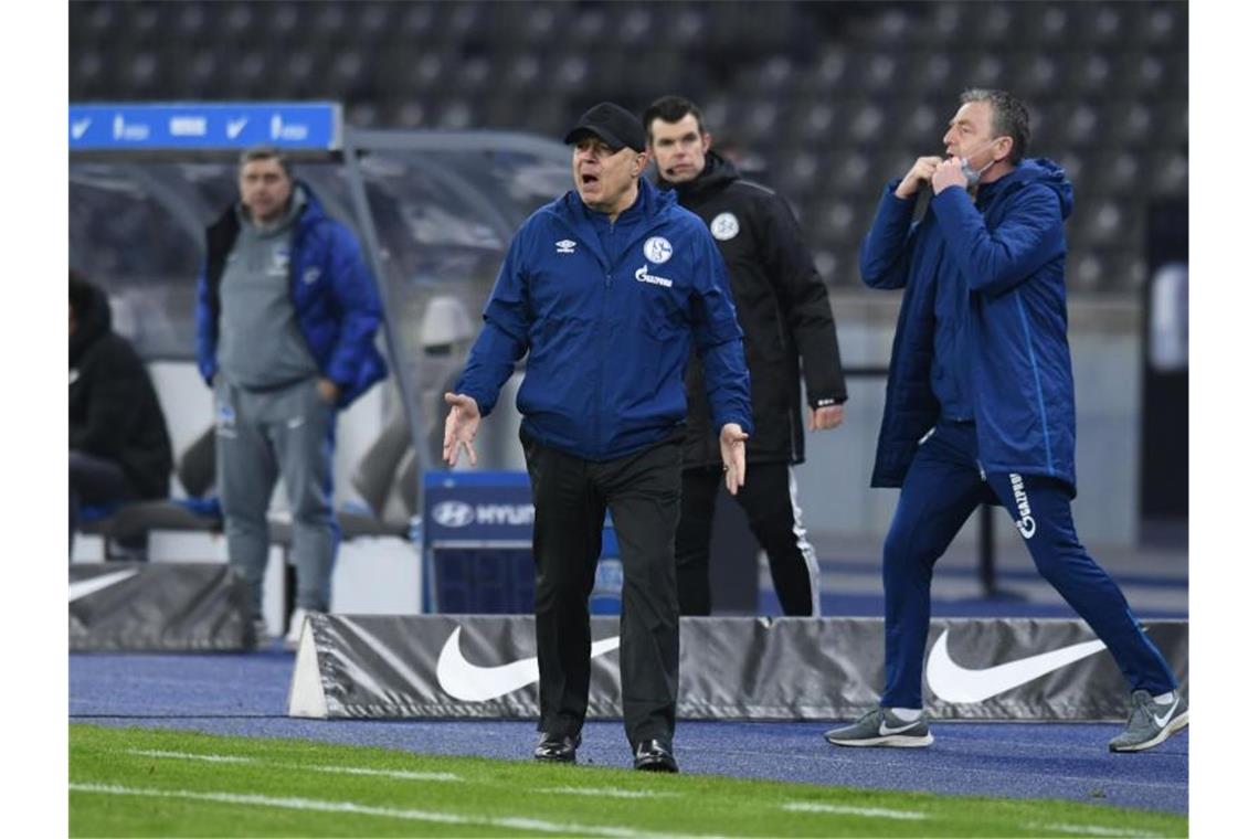 Auch unter Trainer Christian Gross (M) bleibt Schalke in der Liga sieglos. Foto: Annegret Hilse/Pool via REUTERS/dpa