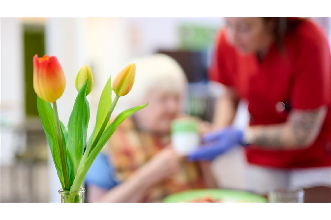 Auch Unterkunft und Verpflegung in Pflegeheimen werden teurer. (Archivbild)