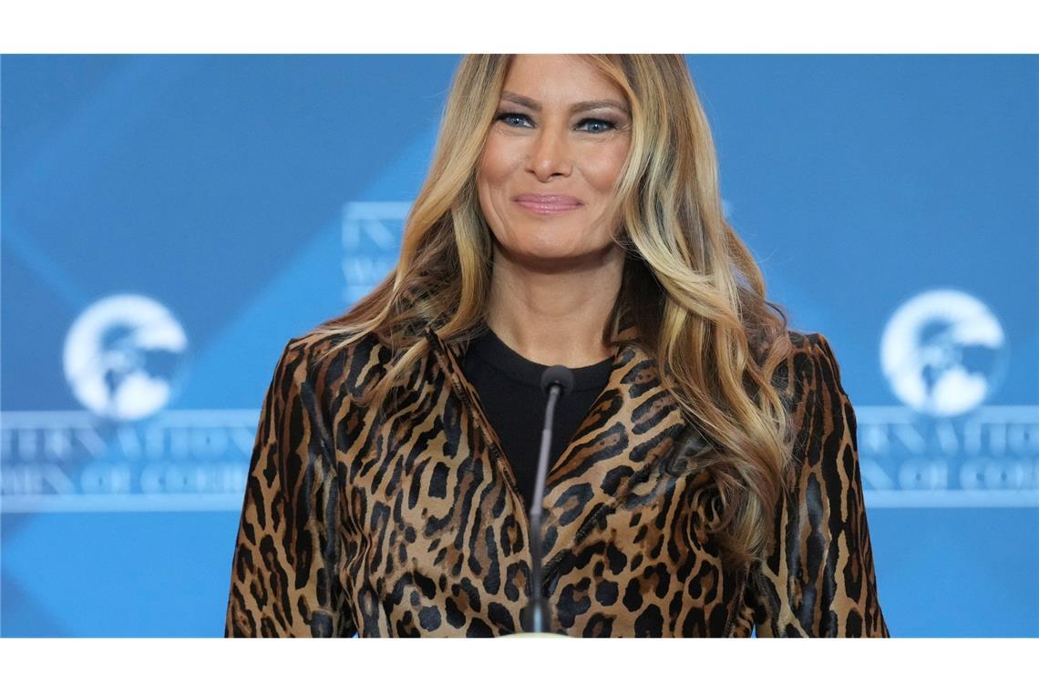 Oh lala: Der Leo-Look ist wieder da - warum? Auch US-First-Lady Melania Trump () trägt mal Leopard - hier bei einer Preisverleihung Anfang April in Washington. (Archivbild)