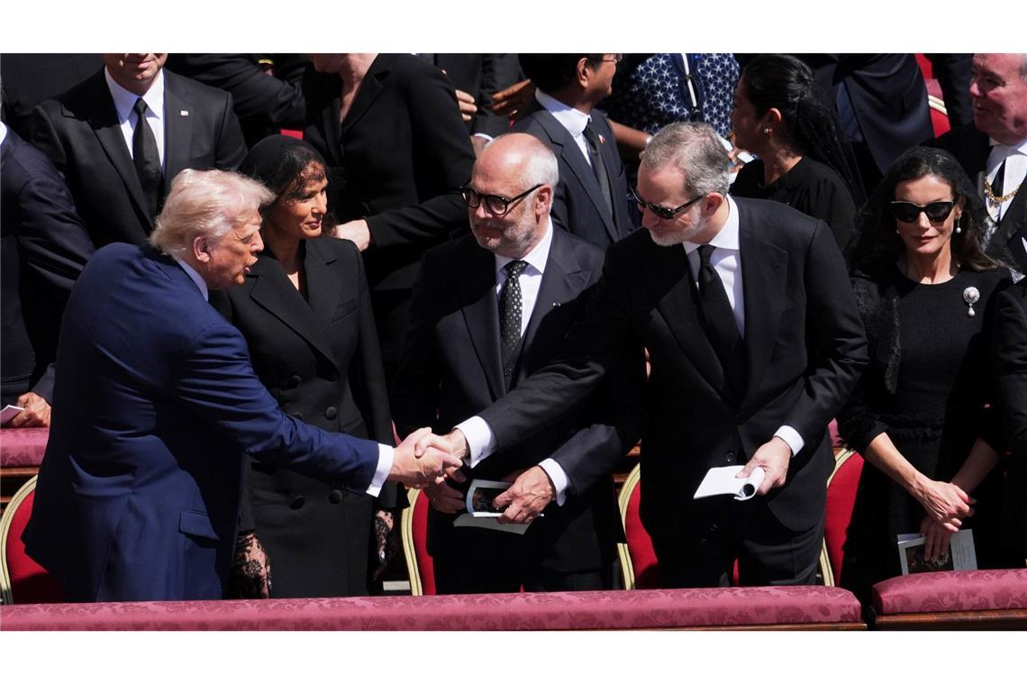 "Ciao Papa" - Welt nimmt Abschied von Franziskus Auch US-Präsident Donald Trump war mit seiner Frau Melania angereist.
