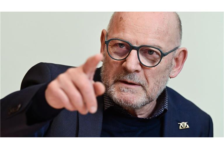 Auch Verkehrsminister Winfried Hermann ist verärgert über den Vorfall auf der Frankenbahn.
