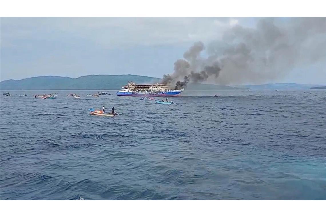 Tödliches Feuer auf Fähre in Sulawesi Auch viele Fischerboote eilten den Menschen zu Hilfe.