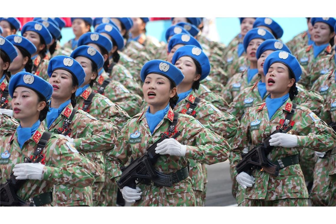 Vietnam feiert 50 Jahre Kriegsende - riesige Militärparade Auch viele Frauen nahmen an der Parade teil.