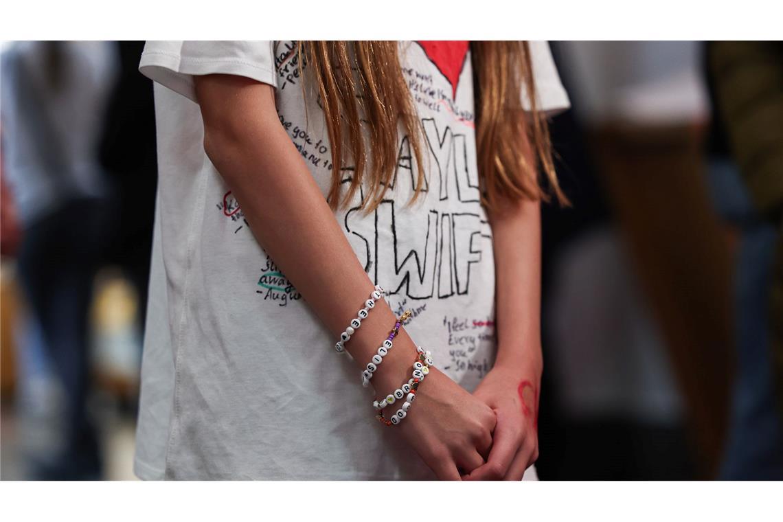 Auch viele junge Fans sind ins Museum gekommen, um das Werk Heysers zu sehen.