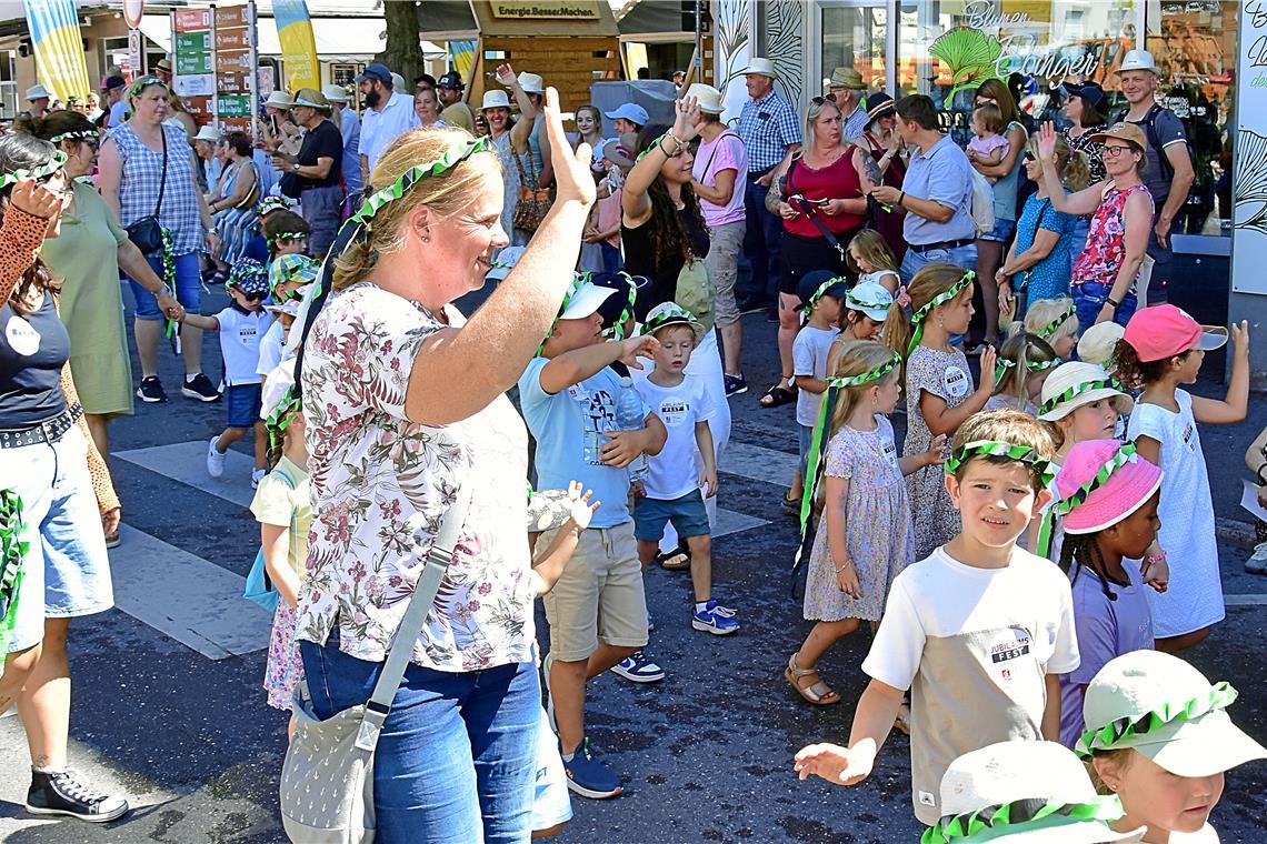 Auch viele Kids nehmen am Jubiläumsumzug teil. Feier zu 60 Jahre Städtepartnersc...