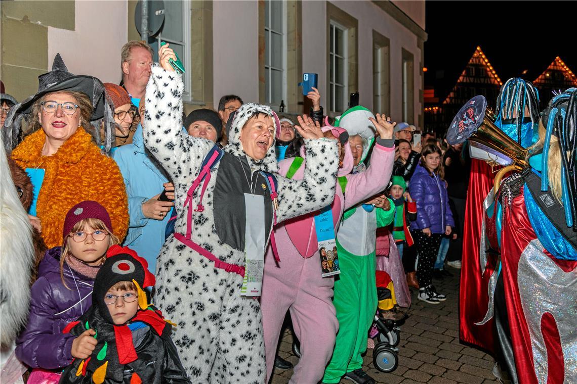 Auch viele Menschen im Publikum sind verkleidet. 