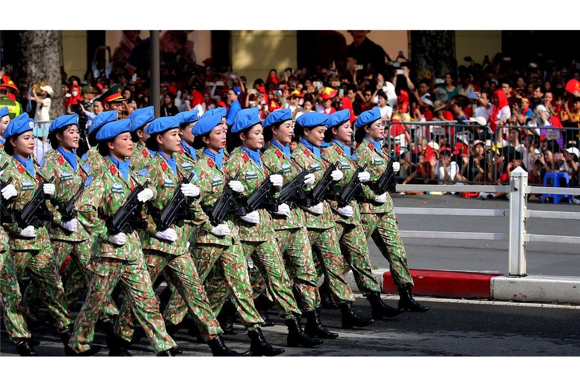 Vietnam inszeniert prächtige Parade zum 80. Nationalfeiertag Auch viele Soldatinnen marschierten bei der Parade mit.