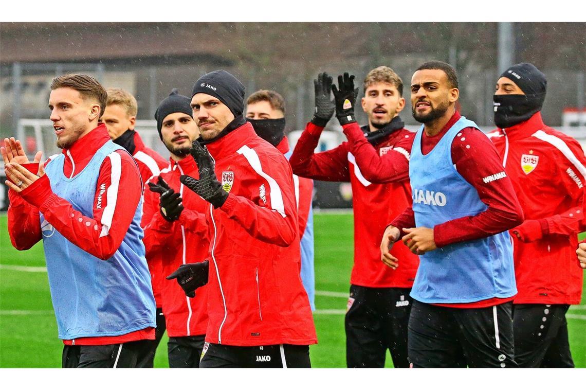 Die Gratwanderung des VfB beginnt Auch vom nasskalten Wetter lassen sich die VfB-Spieler den Trainingsauftakt nicht verderben – und applaudieren den mehr als Tausend Fans.