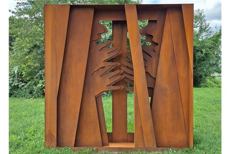 Auch von Guido Messer selbst ist natürlich eine Skulptur zu sehen: An Standort 2 findet man das Werk „Kopf u. Hand“. Es besteht aus Cortenstahl.
