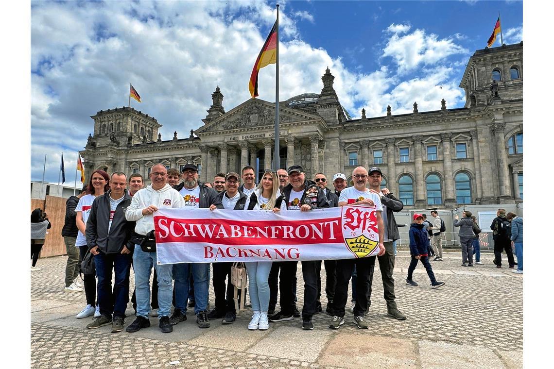 Auch vor dem Reichstag hat sich der VfB-Fanclub Schwabenfront Backnang für ein F...