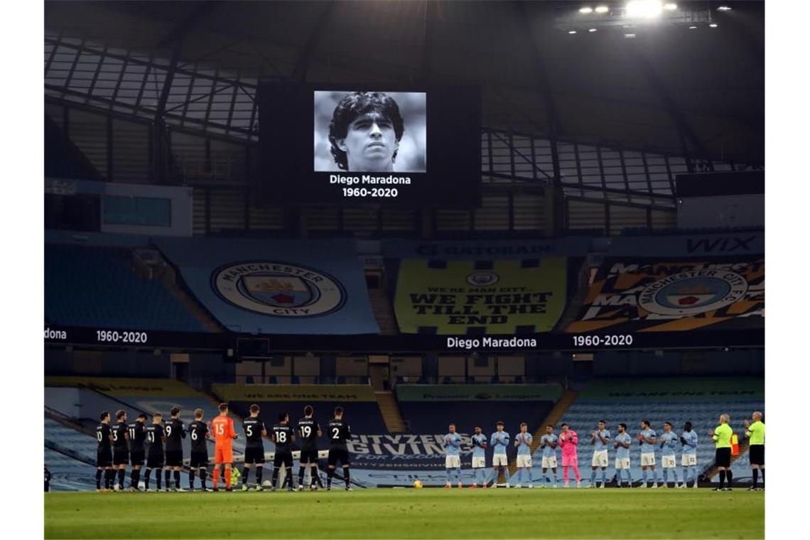Auch vor dem Spiel von Manchester City gegen den FC Burnley gab es eine Schweigeminute für Diego Maradona. Foto: Martin Rickett/PA Wire/dpa
