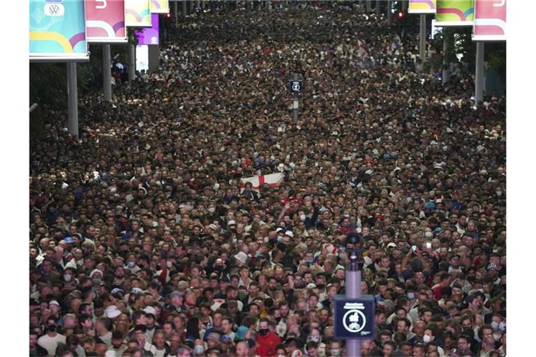 Auch vor dem Wembley-Stadion feierten tausende von Fans Englands Einzug ins EM-Finale. Foto: Zac Goodwin/PA via AP/dpa